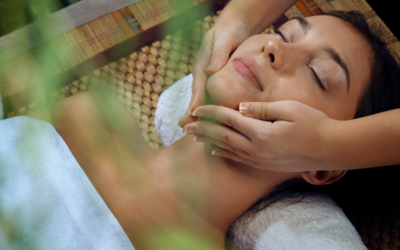 Yoga du visage : le guide ultime pour un visage éclatant et lifté naturellement