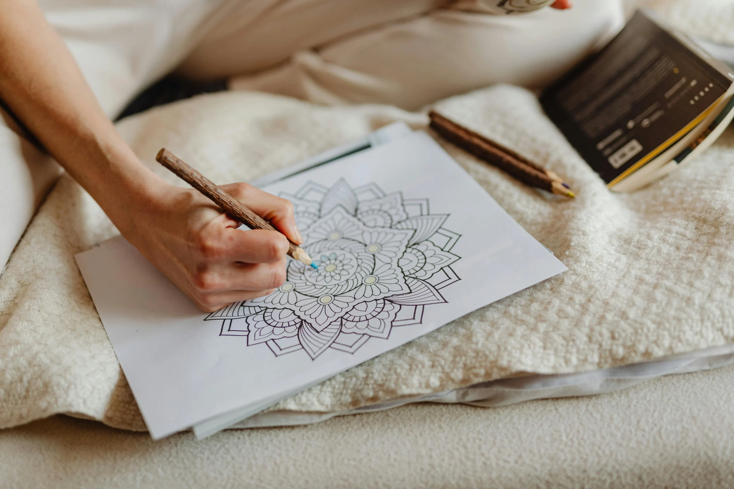 Slow Life : Comment le tricot et le coloriage pour adultes transforment notre santé mentale en 2026