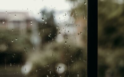 Rester positif sous la pluie : 5 conseils concrets d&rsquo;un psychologue
