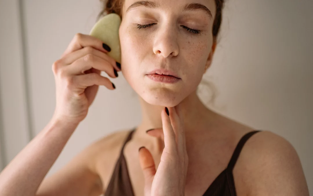 Guide du gua sha : bienfaits, contre‑indications et mode d’emploi