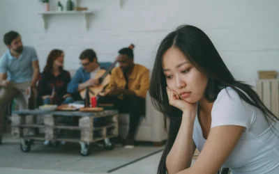 Pourquoi vous vous sentez déconnecté(e) même entouré(e) ?