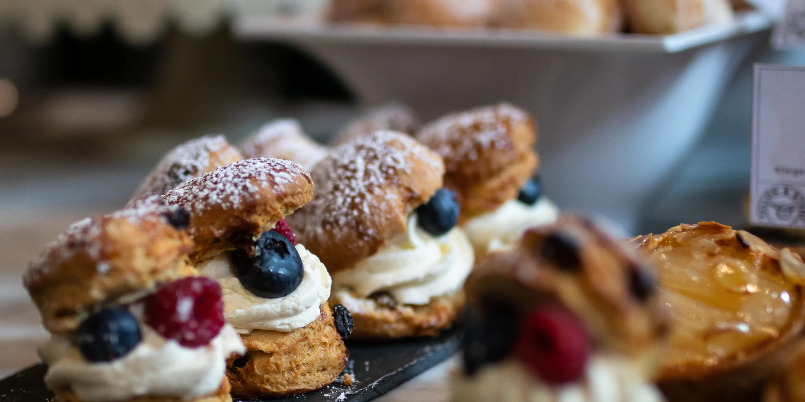 Se trouve sur la table des pâtisseries très appétissantes.